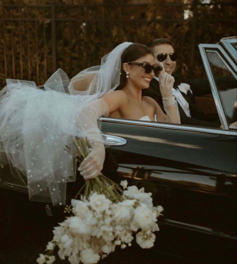 Best Wedding Day Photos, Wedding Cars Vintage, Vintage Bride Bouquet, Vintage Bridal Photos, Vintage Car Bridal Photos, Vintage Getaway Car Wedding, Dream Wedding Photos, Wedding Vintage Photos, Non Wedding Wedding