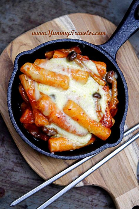 Korean Spicy Rice Cake, Cheese Tteokbokki, Spicy Rice Cake, Koreansk Mad, Tteokbokki Recipe, Cheesy Rice, Korean Rice Cake, Rice Cake Recipes, Korean Dessert