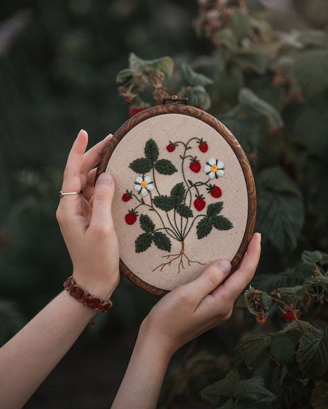 Strawberry Embroidery, Wildflower Photo, Botanical Embroidery, Cottage Core Decor, Botanical Plants, Embroidery Wall, Embroidery Wall Art, Wild Strawberry, Hoop Embroidery