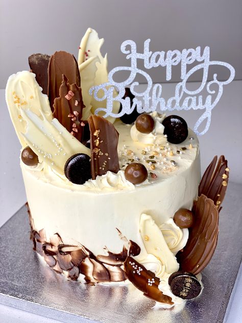 Chocolate Shard Cake Decoration, Chocolate Cake For Men Birthdays, Cake With Chocolate Shards, Chocolate 18th Birthday Cake, Chocolate Shards Cake Decoration, Pretty Birthday Cakes Chocolate, Elegant Chocolate Cake Design, Drip Cake Designs, Elegant Chocolate Cake