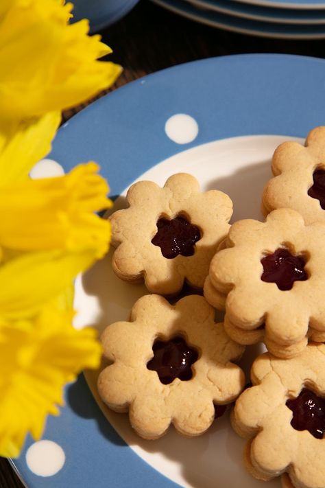 This Jammy Dodgers Recipe is super simple and perfect for baking with children. Sweet vanilla biscuits. sandwiched together with oozy raspberry jam, so tempting! Baking With Children, Easy Homemade Biscuits, Homemade Raspberry Jam, Jammy Dodgers, Jam Sandwich, Vanilla Biscuits, Sandwich Biscuits, Vegan Buttercream, Vegan Nutella