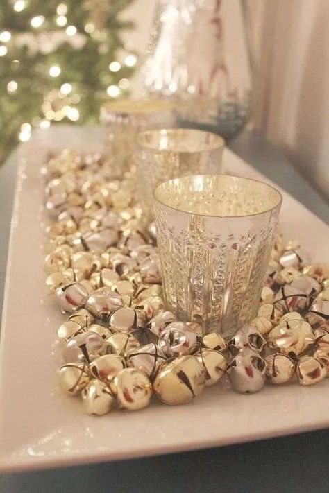 Modern Christmas Theme, Christmas Displays, Winter Things, Silver Christmas Decorations, Elegant Christmas Decor, Holiday Cocktail Party, Christmas Tablescape, Gold Christmas Decorations, Christmas Brunch