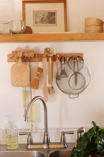 Small Cheese Boards, Swedish Cottage, Iris Hantverk, Kitschy Kitchen, Cleaning Brushes, Japanese Kitchen, Your Gorgeous, Pots And Pans, Sustainable Living