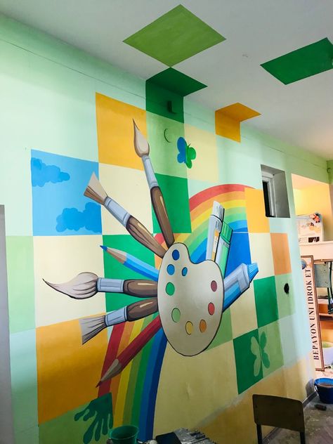 Drawing Class Decoration Ideas, Education Wall Painting, School Wall Drawing Ideas, Mural Wall Art School, School Mural Ideas Creative, School Art Murals, Art Classroom Wall Painting, School Wall Mural Ideas, Art Room Wall Painting