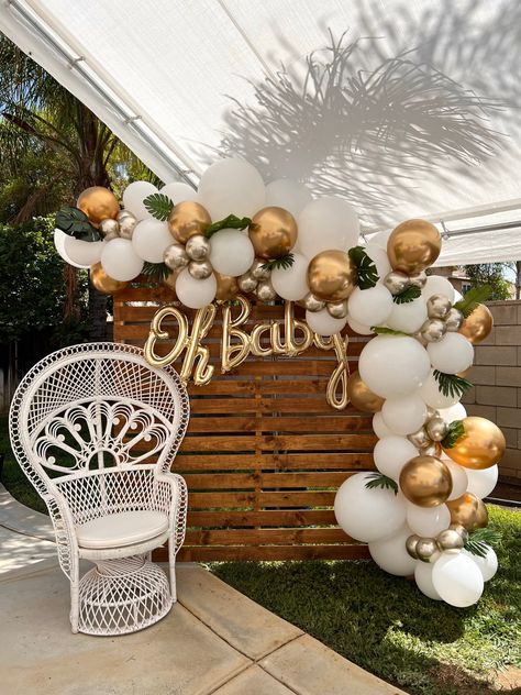 Safari wood backdrop and balloon garland for a baby shower. Added a peacock chair cor mommy to be. Follow us in IG @chicpinkpetals_de Wood Backdrop With Balloons, Baby Shower Chair For Mom, Wicker Rocker, Natural Chair, Baby Shower Pictures, Peacock Chair, Wood Backdrop, Mommy To Be, Jungle Baby Shower