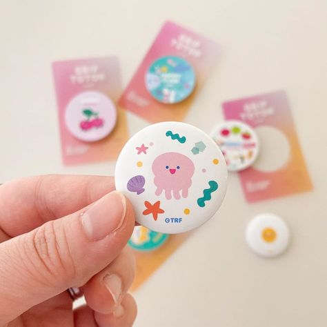 Griptok Design, Button Badge Design, 귀여운 음식 그림, Procreate Ipad Art, Clay Jewelry Diy, Badge Design, Paper Crafts Diy Tutorials, Button Badge, Cute Pins