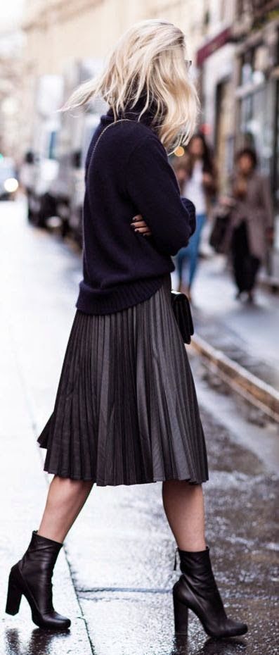 I scoured the internet for pleated skirts last winter, and now they're everywhere? Ankle Boots Skirt, Rok Outfit, How To Wear Ankle Boots, Pleated Skirt Outfit, Skirt Diy, Boots Outfit Ankle, Faux Leather Midi Skirt, Pleated Long Skirt, Populaire Outfits