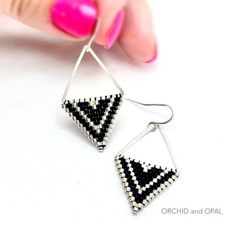 How to Make Brick Stitch Triangle Earrings Tutorial Brick Stitch Fringe Earrings Tutorial, Triangle Brick Stitch, Double Brick Stitch Earrings, How To Brick Stitch Beads Tutorial, Seed Bead Earrings Tutorial How To Make, Seed Bead Earrings Diy, Triangle Brick, Brick Stitch Earrings Pattern, Earring Making Tutorials