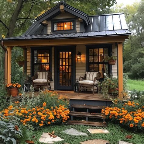 Tiny Home Living, House Cozy, Small Cottage Homes, Small Cottages, A Small House, Tiny House Inspiration, Tiny Cottage, Cottage In The Woods, Tiny House Decor