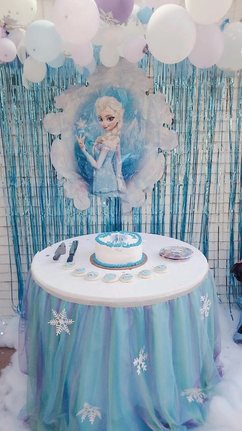 Frozen Cake Table, Elsa Theme, Frozen 3rd Birthday, Frozen Background, Frozen Birthday Party Cake, Winter Party Themes, Party Cake Table, Frozen Bday Party, Frozen Birthday Theme