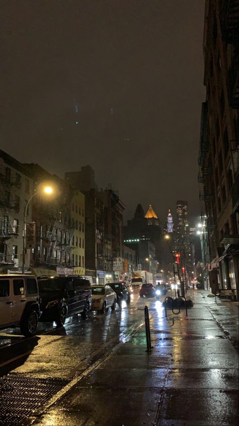 A walk in New York City on a rainy night. 🌃 Walking In New York Aesthetic, Rainy Night New York, Walking In New York, New York Manhattan, Walking City, New York Night, Winter City, Dream Summer, Dream Date