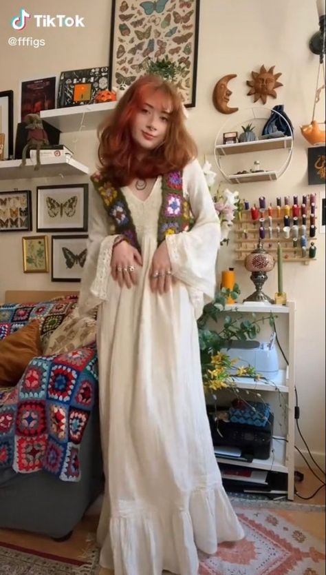 Comfort Core Fashion, Magic Aesthetic Clothes, 70s Witch Aesthetic Fashion, Cottage Core Witch Outfit, 90s Witch Fashion, 70s Autumn Fashion, Cottage Witch Aesthetic Fashion, Whimsigothic Aesthetic Outfits, 80s Hippie Outfits