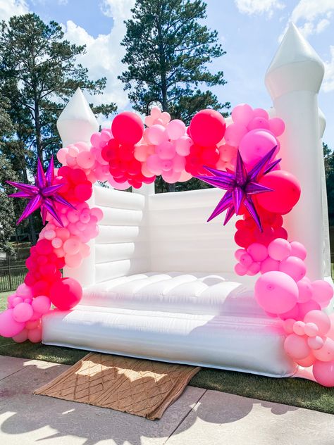 Princess Theme Decor, Hot Pink Balloons, Pink Balloon Garland, White Bounce House, Princess Balloons, Balloons Arch, Princess Theme, Pink Retro, Balloon Flowers