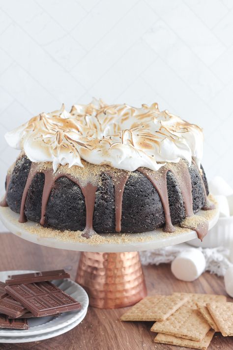 Ultimate Smores Bundt Cake Summer Bundt Cake, Baking With Blondie, Doctored Cake Mix Recipes, Marshmallow Fluff Recipes, Dark Chocolate Fudge, Chocolate Peanut Butter Pie, Chocolate Bundt Cake, Chocolate Fudge Cake, Fudge Cake