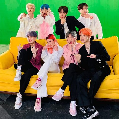 📸¦|©. En la fotografías/a sus respectivos dueños.  #BTS #KimNamJoon #KimSeokJin #MinYoonGi #JungHoSeok #ParkJiMin #KimTaeHyung #JeonJungKook #BTS #2019 Suga Rap, Park Jimim, Boy With Luv, Park Ji Min, Bts Group Photos, Suga Yoongi, Billboard Music Awards, Bulletproof Boy Scouts, Bts Group