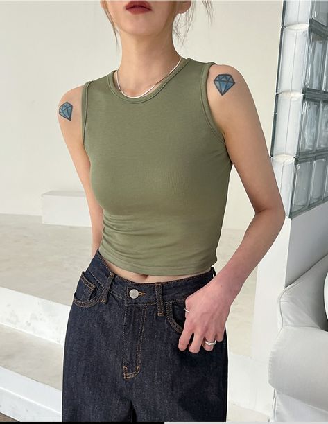 blackup green tanktop Green Sleeveless Top Outfit, Green Top Outfit Aesthetic, Green Tank Top Outfit, Green Tshirt Outfit, Sleeveless Top Outfit, Green Top Outfit, Plain Tank Tops, Black Pants Outfit, Costume Inspo