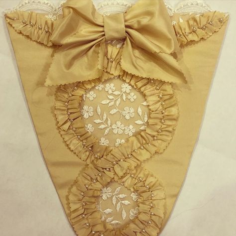 Aspiring Costumer & Artist on Instagram: “New second project alert and this is so much fun!  Why is the stomacher the best part? 😍😍 #18thcenturycaraco #18thcentury #stomacher…” Stomacher Pattern, Old Corset 18th Century, 18th Century Stomacher, 18th Century Stays Pattern, Stomachers 18th Century Pattern, Marie Antoinette Costume, 18th Century Stays, Sewing Paterns, Rococo Dress