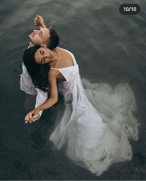 Water Engagement Photos, Engagement Photo Shoot Beach, Engagement Pictures Beach, Shooting Couple, Lake Photoshoot, Water Wedding, Couple Pose, Wedding Picture Poses, Wedding Couple Poses Photography