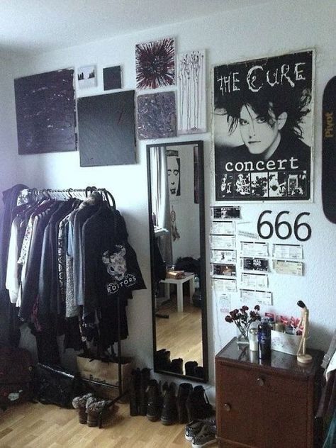 the cure gothic room Grunge Bedroom Aesthetic, Sala Grunge, 80s Bedroom Aesthetic, Grunge Bedroom, 80s Room, 80s Bedroom, Chambre Inspo, Tumblr Room, Gothic Room