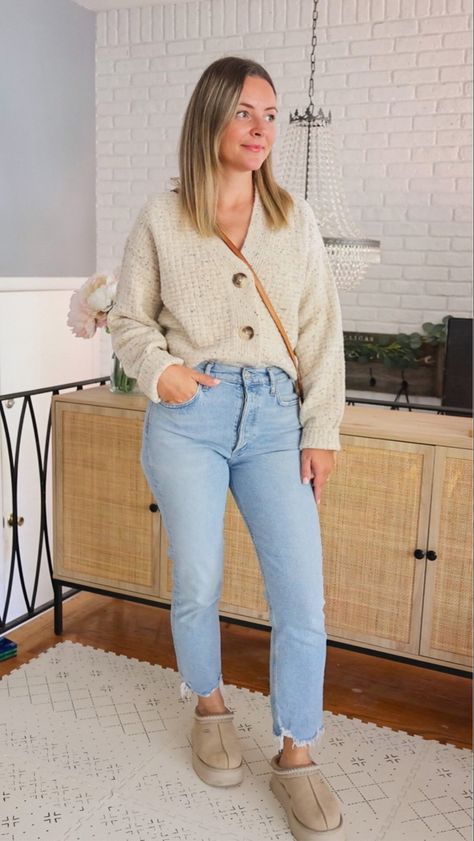 Cardigan Casual Outfit, Cardigan And Jeans Outfit, Short Cardigan Outfit, Fall Outfits Jeans, Comfortable Fall Outfits, Cardigan With Jeans, Cardigan Ideas, Ugg Tazz, Target Jeans