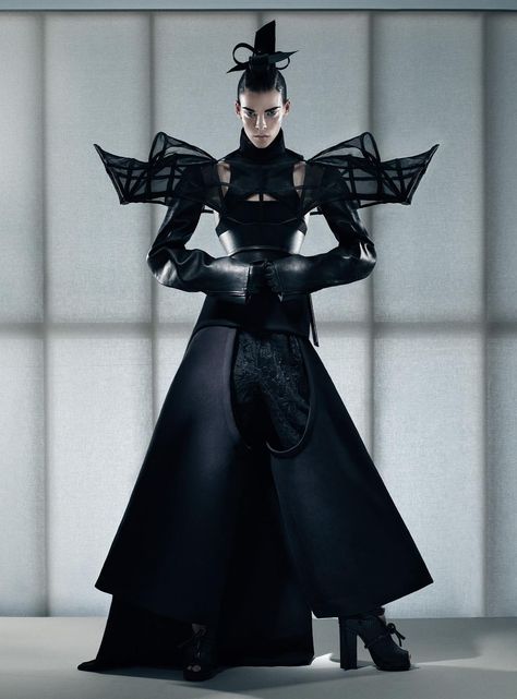 Sculptural Fashion - futuristic samurai dress with 3D shoulder cage; avant garde fashion design Samurai Fashion, Fabien Baron, Haute Couture Style, Mode Editorials, Sculptural Fashion, Mode Costume, 3d Fashion, Futuristic Fashion, Avant Garde Fashion