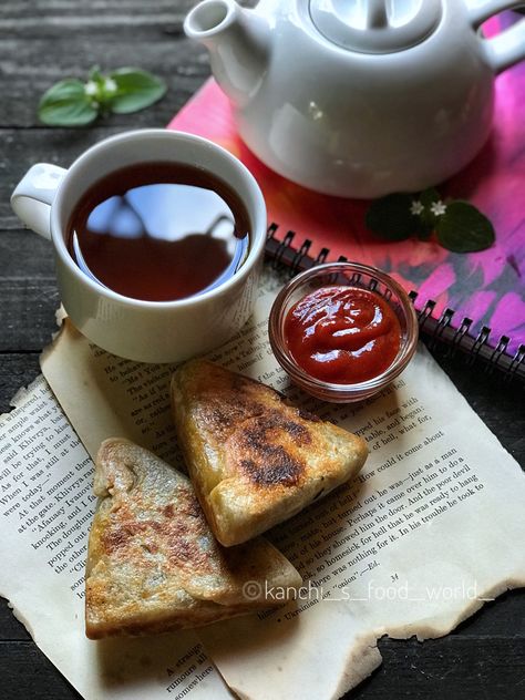 Sri Lankan Vegetable Rotti / Tomato Ketchup / Plain Tea Every Day Aesthetic, Evening Tea Time, Crispy Flatbread, Sri Lankan Food, Sri Lankan Recipes, Food World, Day Aesthetic, Tomato Ketchup, Snap Food