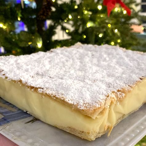 Vanilla Custard Squares – Stylish Cuisine Vanilla Slice Recipe, Custard Slice, Custard Cake Recipes, Pepperidge Farm Puff Pastry, Custard Cake, Chocolate Crinkles, Vanilla Custard, Custard Filling, Mary Berry