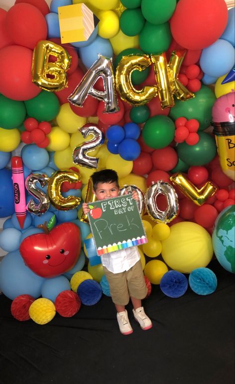 Back to school pre-k balloon backdrop. First day of school pictures Welcome Back To School Photo Booth, Welcome Back To School Decorations First Day, First Day Of School Backdrop, Back To School Balloon Arch, Back To School Backdrop, First Day Of School Pictures, Back To School Pictures, Back 2 School, Back To School Night