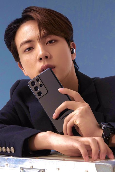 💜 BTS x Samsung Galaxy S21 💙 #samsung #jin #seokjin #kimseokjin #btsjin #bangtansoyoendan #bts #aestethic #wallpaper #photos #postcard #phtoshoot #lockscreen Aestethic Wallpaper, Jin Photo, Galaxy Photos, Wallpaper Photos, Seokjin Bts, S21 Ultra, Samsung Phone, Bts Jin, Foto Bts