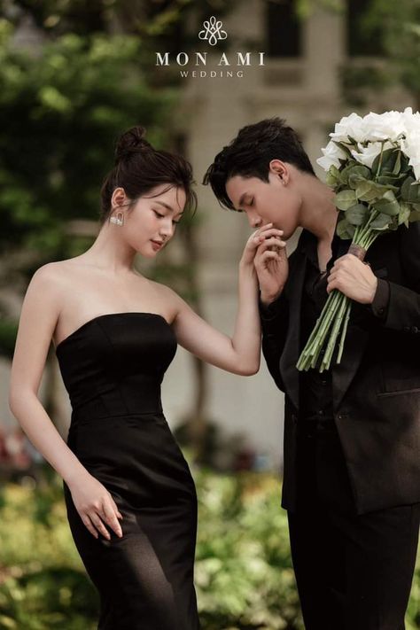 Prenup Black Outfit, Interesting Wedding Photo Ideas, Wedding Pre Photoshoot Ideas, Wedding Prenup Photoshoot, Prewedding Photography Ideas, Engagement Reveal, Prenup Photoshoot Ideas, Prenup Photos Ideas, Pre Wedding Photoshoot Theme