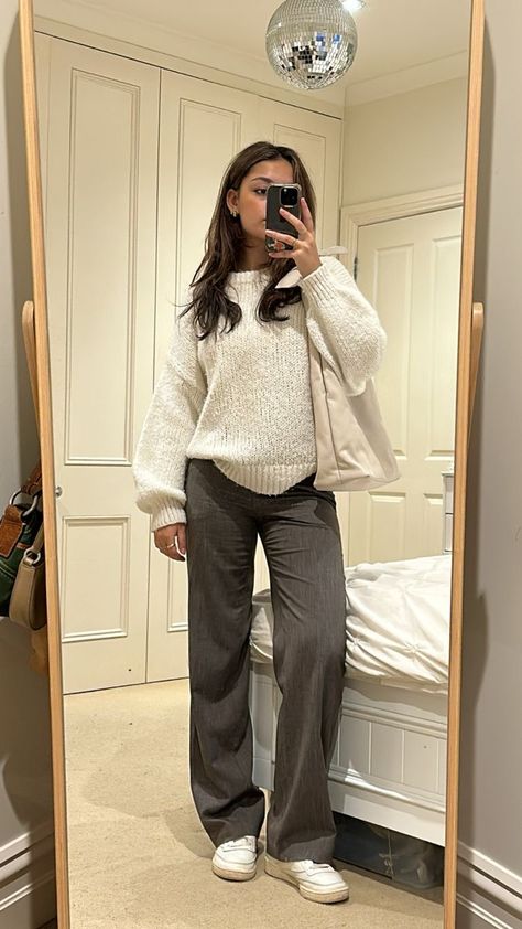 cute winter outfit Mode Instagram, Looks Pinterest, Jumper Outfit, Skandinavian Fashion, Uni Outfits, Cold Outfits, Pullover Outfit, Populaire Outfits, Looks Party