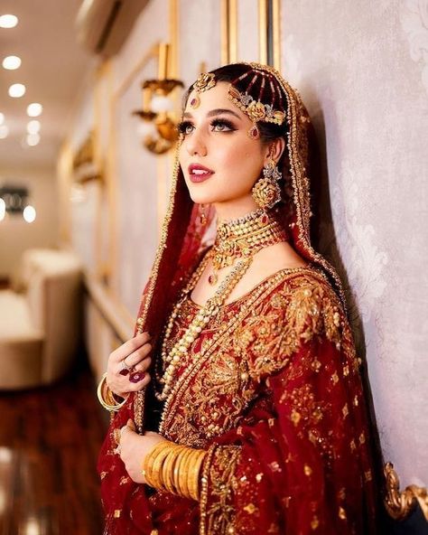 Bridal dresses ideas Pakistani Bridal Dupatta Draping Styles, Bridal Dupatta Draping, Bridal Dupatta Draping Styles, Bridal Dresses Ideas, Dupatta Setting, Dupatta Draping Styles, Dupatta Draping, Draping Styles, Muslim Bridal