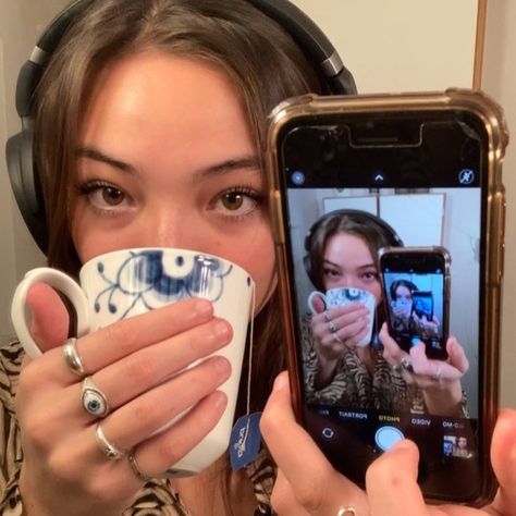 Nina Aoshima Rossing-青島新葉’s Instagram post: “music & my tea” Mirror Selfie Iphone, Iphone Mirror Selfie, Iphone Selfie, Iphone Headphones, Prettiest Celebrities, Solo Photo, Instagram Feed Ideas Posts, My Tea, Mirror Selfie Poses