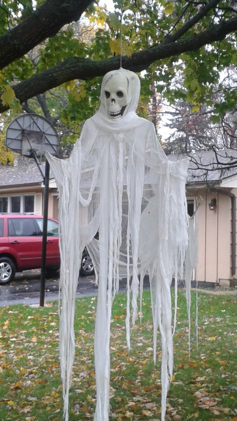 Diy Ghost Decoration Hanging, Easy Outdoor Halloween Decorations, Cheesecloth Ghost, Creative Halloween Decorations, Halloween Decorations To Make, Cheap Halloween Decorations, Halloween Diy Outdoor, Outdoor Halloween Decorations, Halloween Ghost Decorations