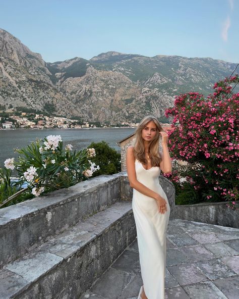 Montenegro Outfit Ideas, Travel Post Ideas, Hot Outfit Ideas Summer, Photoshoot Poses Instagram, Montenegro Summer, Instagram Post Aesthetic, Dinner Ideas Summer, Pose For Instagram, Hot Outfit Ideas