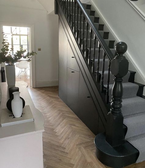 Classic English Interiors, Hallway Wall Colors, Stairs Black, English Interior Design, Black Staircase, Entryway Stairs, Black Stairs, Painted Staircases, Staircase Runner