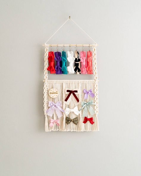 Unleash the boho vibes! This handcrafted macrame bow holder with a custom wooden name sign is the perfect way to organize and display your little one's headbands, clips, and bows, adding a touch of jungle charm to their nursery. 👉 Ready to explore more? Visit us at https://beandaikon.etsy.com/listing/1730366295 or reach out to us directly. #BeanDaikon #MacrameWallHanger #HomeDecor #HomeMade #HomeDecor #InteriorDesign #MacrameLove #HomeDecorIdeas #UniqueGifts #HomeDecorInspiration #Handmad... Macrame Bow Holder, Macrame Bow, Macrame Wall Hanger, Wooden Name Signs, Wooden Names, Bow Holder, Boho Vibe, Name Sign, Name Signs