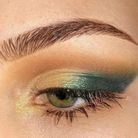 14 Looks de sombras verdes para probar en invierno Ginger Prom Makeup, Orange And Green Makeup, Green And Gold Eye Makeup, Makeup Primavera, Best Cream Eyeshadow, Makeup Verde, Good Eyeliner, Best Eyeliner Brand, Eid Makeup