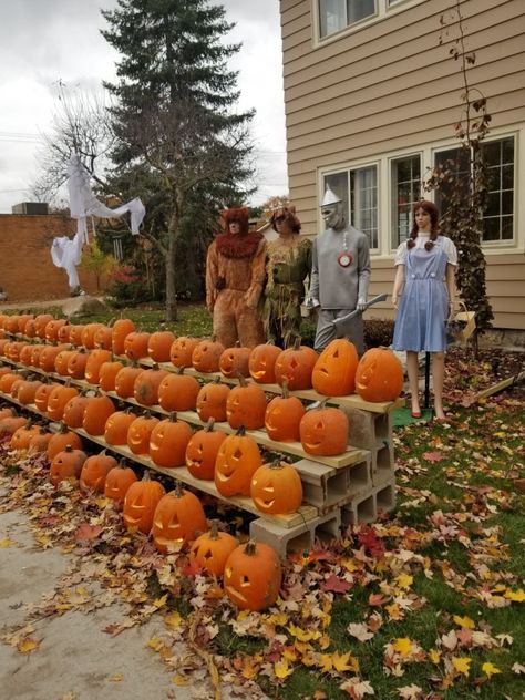 Pumpkin Patch Display Ideas, Pumpkin Patch Display, Halloween Displays Outside, Fall Farmstand, Pumpkin Display Ideas, Wizard Of Oz Pumpkin, Farm Halloween, Pumpkin Patch Farm, Pallet Pumpkin