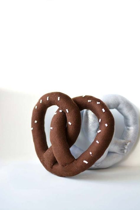 Pretzel Pillow, No Sew Ideas, Bedroom Decor For Teens, Diy Home Decor For Teens, Pillows Cute, Sew Ideas, Fun Pillow, Creative Pillows, Trendy Sewing Projects