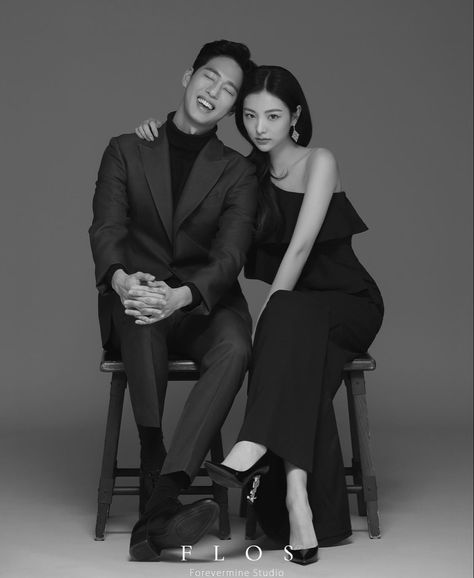 Couple Poses Studio, Korean Engagement Photos, Korean Prewedding Photography, Korean Couple Photoshoot, Pre Wedding Photoshoot Outfit, Korean Wedding Photography, Wedding Photo Studio, Poses Wedding, Wedding Photoshoot Props