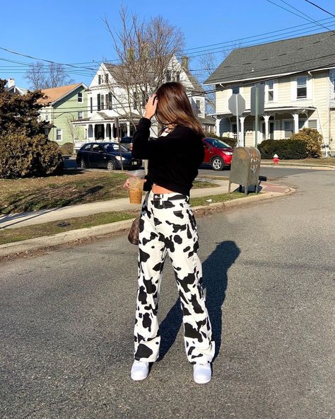 Cow Pants Outfit, Cow Print Outfit Ideas, Cow Print Pants Outfit, Cow Print Jeans, Print Pants Outfit, Cow Print Pants, Cow Pants, Plazo Pant, Printed Pants Outfits