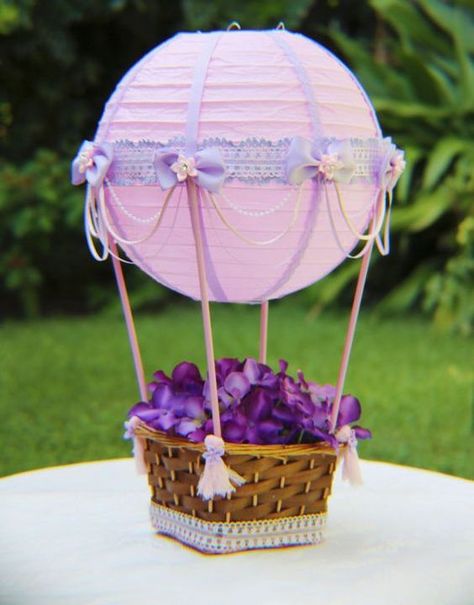 07 purple lanterns turned into hot air balloons with flowers in baskets - Shelterness Air Balloon Centerpiece, Hot Air Balloon Centerpiece, Tutu Rosa, Pink And Gold Decorations, Hot Air Balloon Centerpieces, Balloon Lanterns, Balloon Centerpiece, Hot Air Balloon Party, Hot Air Balloon Decorations