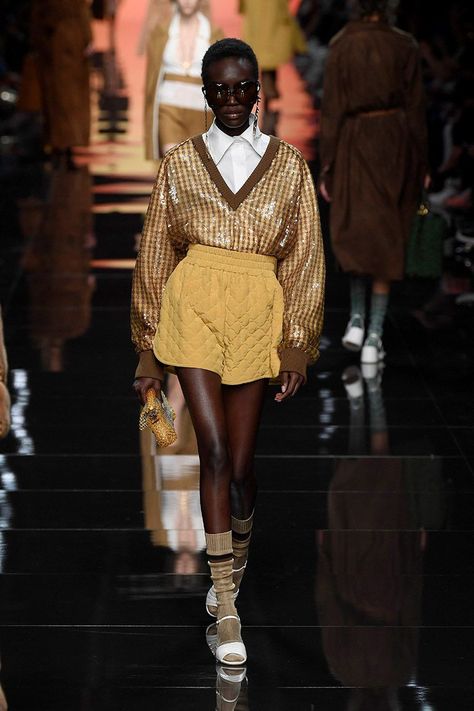 Fendi 2020, Fashion Show Design, Fendi Store, Day Designer, Milano Fashion Week, 2020 Fashion, Womens Fashion Trends, Primavera Estate, Bags Accessories