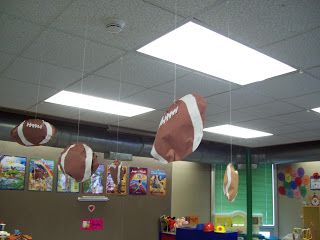 Homemade football decorations Superbowl Party Ideas, Banner Craft, Superbowl Party Decorations, Sports Classroom, Super Bowl Decorations, Cheerleading Party, Sports Theme Classroom, Football Banner, Football Birthday Party