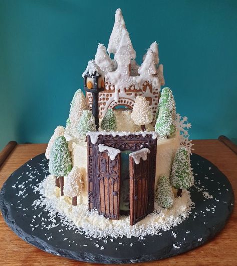 Narnia Cake, Witch's Castle, Film Cake, Christmas Cake Designs, Book Cake, Christmas Cake Decorations, Vanilla Custard, Christmas Cooking, Iced Cookies