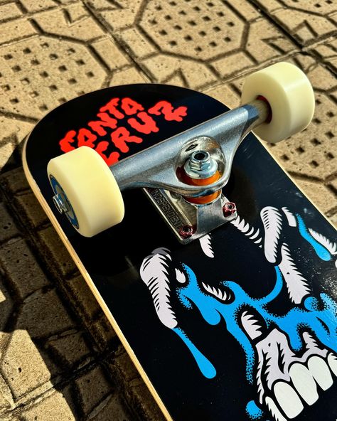 Tivemos a honra de montar essa nave para o cliente @robson_motaa da cidade de Santa Cruz Cabrália (Bahia). 🤝🛹 Esse é um skate profissional composto por tudo o que há de melhor em peças de skate street. 🔥 ⚙️ SETUP: - Shape Santa Cruz Maple Canadense 8.0” Melting Hand - Lixa Improve Monkey Black 9X33” - Parafusos de base Independent Phillips Porca 10 Black/Red 1” - Pads Risers Independent 1/8” - Truck Independent Stage XI Standard Polished 139mm - Rolamento Bronson Speed Co. G2 - Roda Spitfir... Skate Vibe, Chocolate Skateboards, Skate Vibes, Skate 3, Skate Street, Skate Shop, Black Red, Skateboard