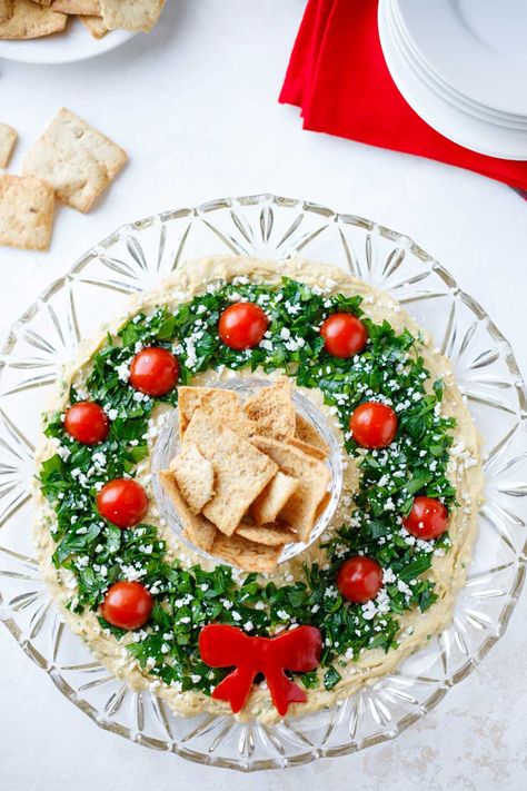 Hummus Wreath, Holiday Appetizers Christmas Parties, Make Ahead Christmas Appetizers, Holiday Appetizers Christmas, Christmas Appetizers Easy, Christmas Appetizer, Holiday Appetizers Recipes, Make Ahead Appetizers, Christmas Recipes Appetizers