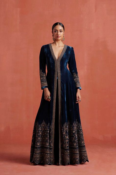 Sureena Chowdhri, Indian Bride Outfits, Velvet Dress Designs, Traditional Indian Dress, Indian Party Wear, Indian Dresses Traditional, Fancy Dresses Long, Traditional Indian Outfits, Designer Dresses Casual