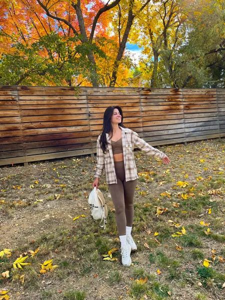 Another perfect Fall fit! Great for hiking, running errands, or heading to brunch. Layer a cream/brown shacket over a matching brown legging & sports bra. Pair it with Teva’s Geotrecca sneakers for an effortless look 😍🍁 Brown Leggings Hiking Outfit, Casual Brown Relaxed Fit Shacket, Brown Legging Gym Outfit, Brown Plaid Shacket Outfit, Brown Long Sleeve Shacket With Pockets, Outfit Cream, Casual Fall Outfit, Brown Leggings, Fall Fit